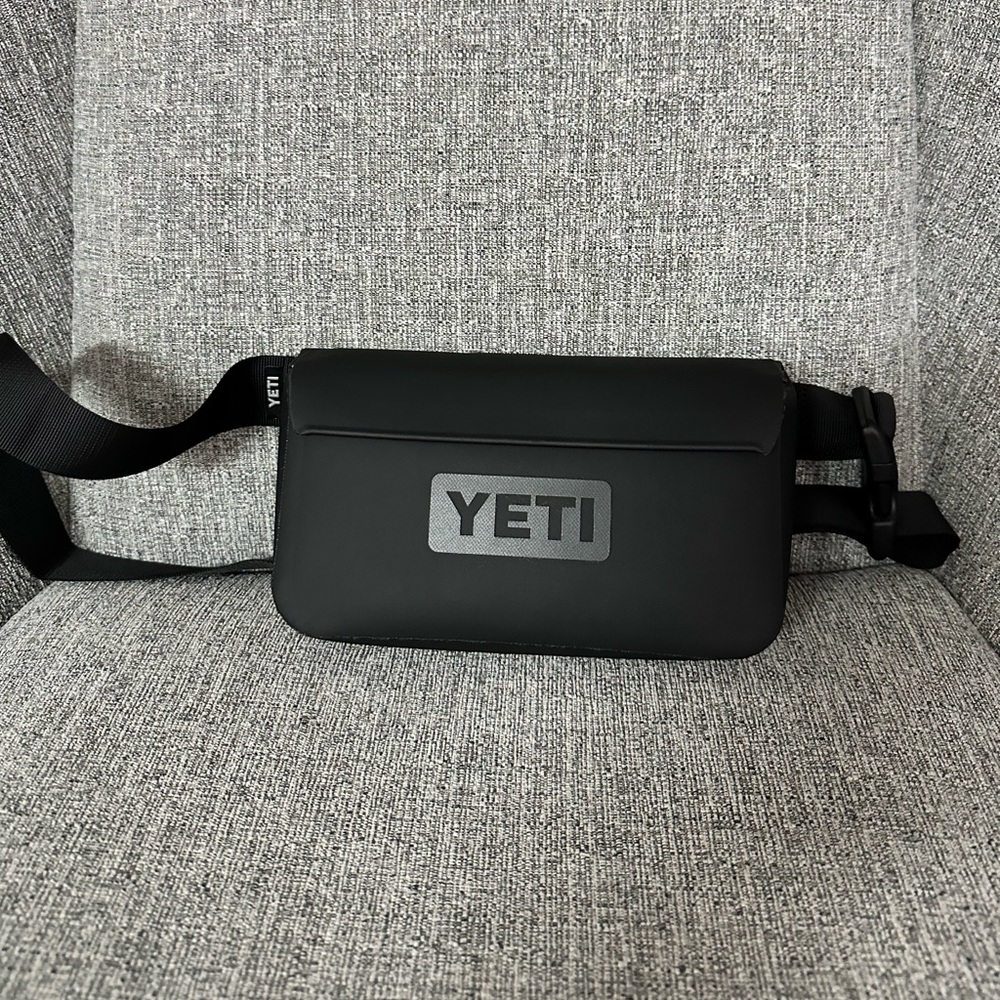 EUC Yeti Sidekick 1L with Strap. Black.